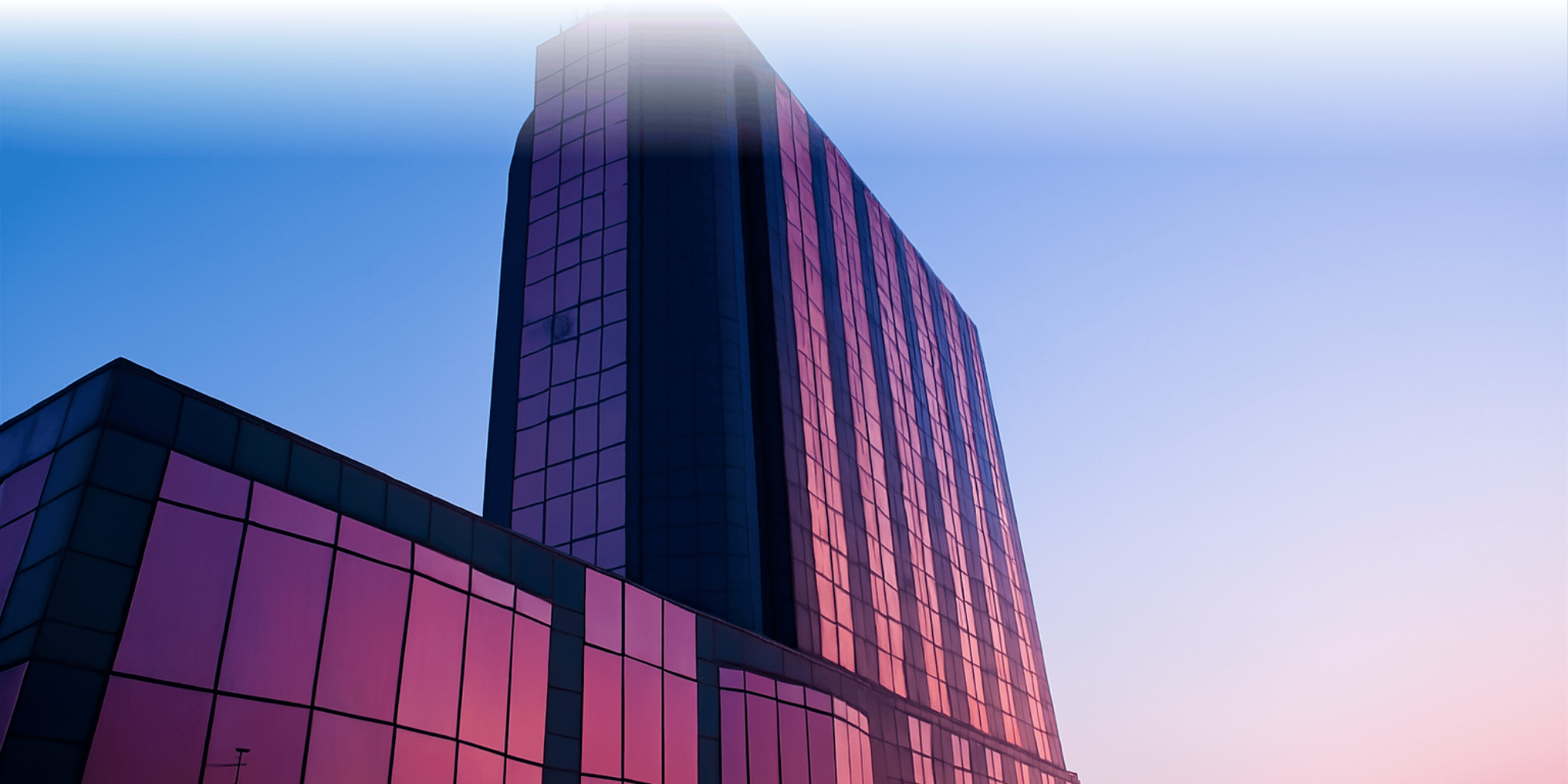 edificio alto con sfumature viola e rosa