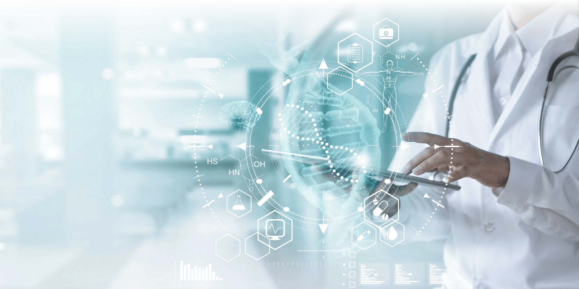 Medico in camice bianco che utilizza un tablet, circondato da una grafica digitale composta da icone mediche, DNA, figure anatomiche e simboli relativi alla tecnologia sanitaria.