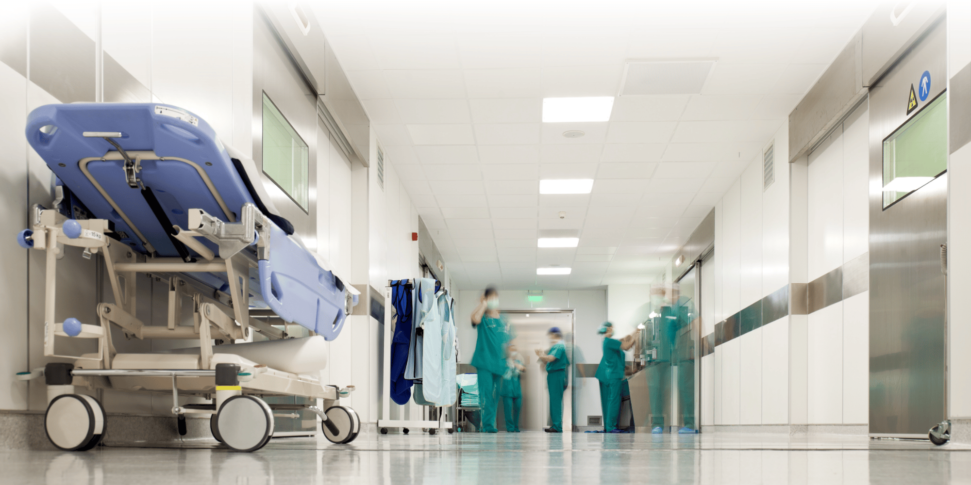 corridoio dell'ospedale con medici in camice