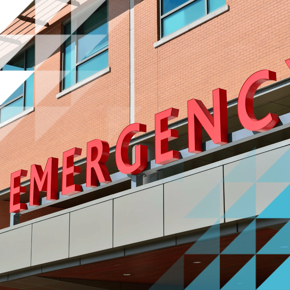 Grande insegna rossa in grassetto con la scritta “Emergency” appesa sopra l’ingresso coperto di un moderno edificio ospedaliero in mattoni e vetro. Grande insegna rossa in grassetto con la scritta “Emergency” appesa sopra l’ingresso coperto di un moderno edificio ospedaliero in mattoni e vetro.