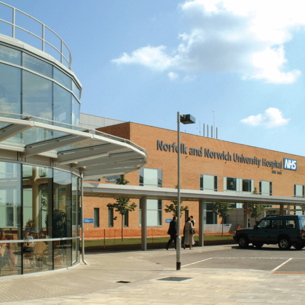 Esterno dell'ospedale di Norfolk e Norwich con l'insegna del NHS