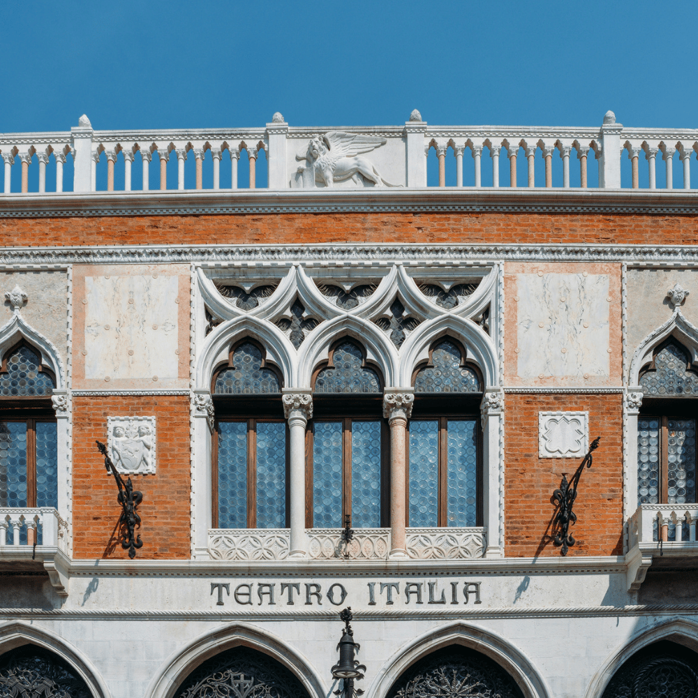 teatro-italia-no-triangles-1000x1000